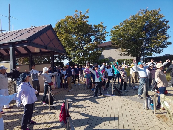 西阿知駅での準備体操は通路を挟んでになります