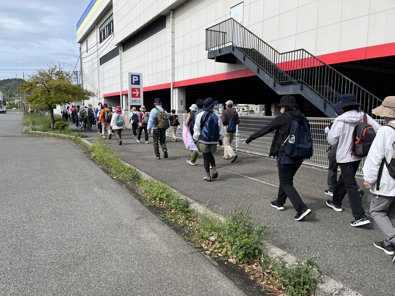 児島駅前を出発