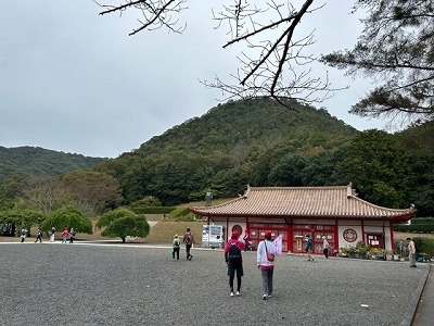 広い公園内で休憩をとります。赤い屋根の建物は人気のうどん屋さん。